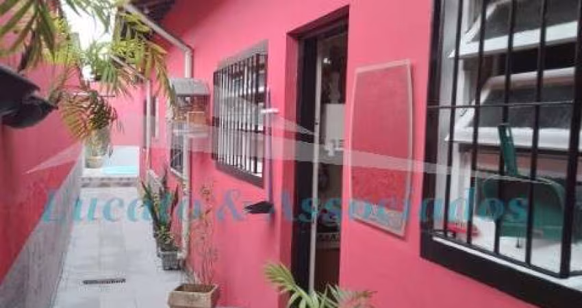 Casa com piscina para venda na Ocian, Praia Grande SP 02 dormitorios sendo 01 suíte, sala, cozinha, banheiro social, área de serviço, 02 vagas área go