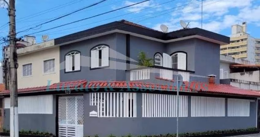 Sobrado geminado na Ocian, 03 dormitórios sendo 01 suíte, 02 vagas de garagem, churrasqueira e piscina.
