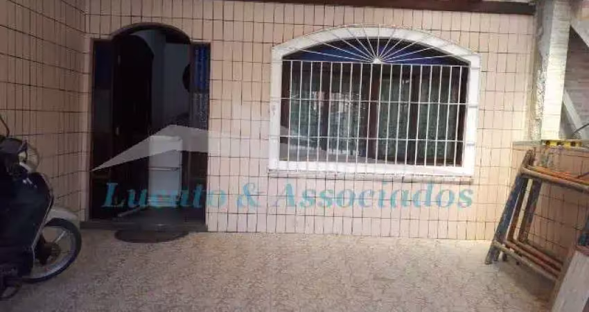 Casa Terrea Geminada, no Solemar Praia Grande SP, sendo 03 dormitorios, 01 suite, 02 vagas, 01 sala, quintal com churrasqueira, excelente localização.