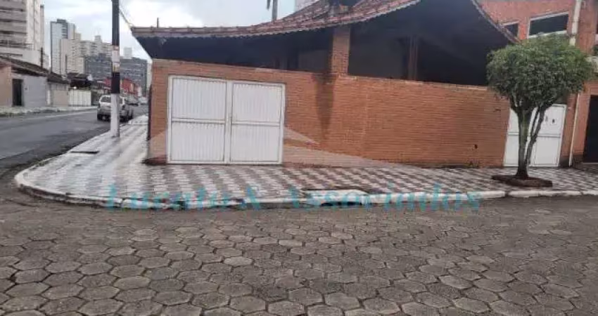 Casa terrea isolada de esquina, na aviação, praia grande sp, sendo 03 dormitorios, 02 banheiros, 01 sala, 04 vagas, excelente localização.