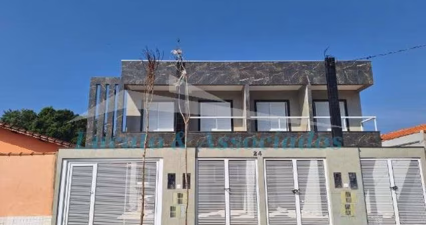 Sobrado individual no Tude Bastos, 02 dormitórios, sacada, sala, cozinha, banheiro, lavabo e área de serviço com 01 vaga de garagem.