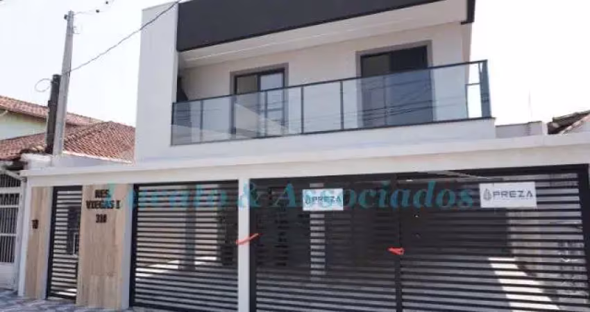 Casa com sacada em Condomínio à Venda em Praia Grande-SP, Bairro Maracanã - 3 Quartos, 1 Sala, 1 Banheiro, 1 Vaga de Garagem - 67,21m².