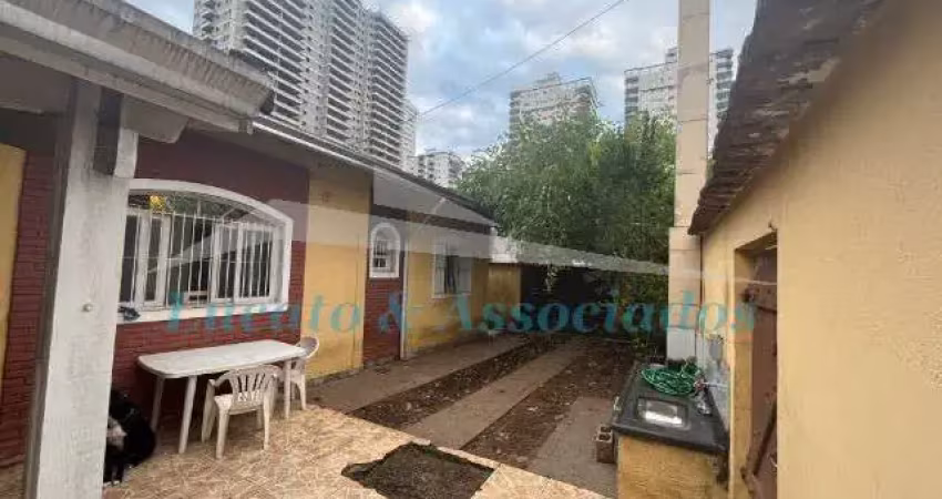 Casa isolada, no Canto do Forte, Praia Grande SP, sendo 02 dormitorios, 01 suite, 01 banheiro, sala e cozinha, 02 vagas de garagem, excelente localiza
