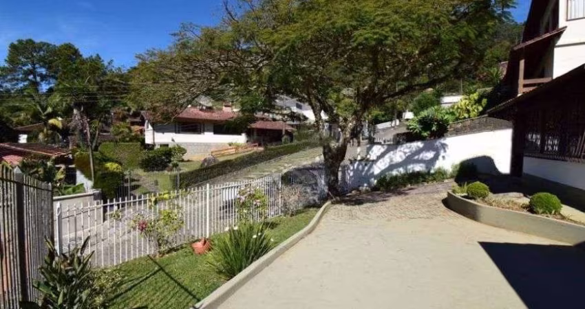 Casa para venda possui 300 metros quadrados com 5 quartos em Várzea - Teresópolis - RJ