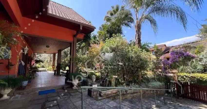 Linda casa de condominio em amplo terreno 03 quartos em albuquerque- teresopolis