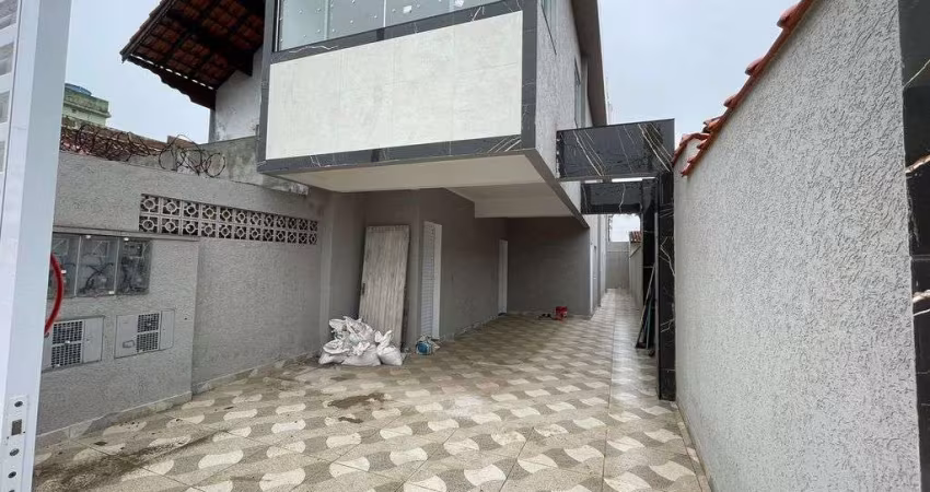 Sobrado à Venda em Praia Grande, 3 dormitórios, Maracanã - R$392 mil