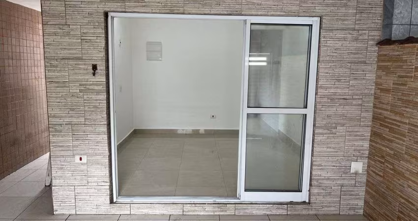 Casa à Venda em Praia Grande, 2 dormitórios, Quietude - R$380 mil