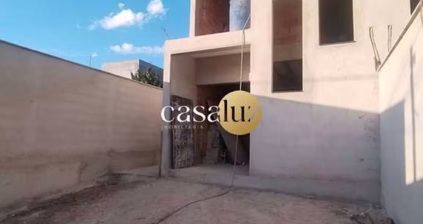 Casa duplex geminada em construção localizada no bairro Serra Azul /Sarzedo