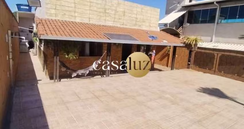 Casa com loja localizada no bairro Serra Azul /Sarzedo