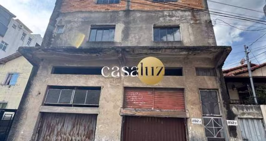 Casa de 3 pavimentos com loja localizada no bairro Eldorado /Contagem