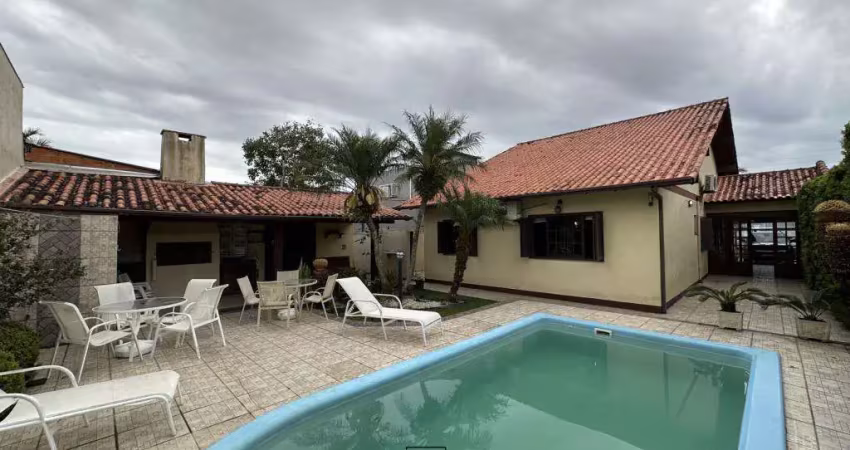 Casa 04 dormitórios com piscina à venda no bairro centro