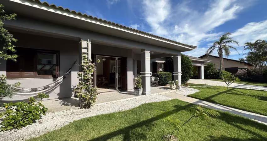 Casa 04 dormitórios com piscina à venda no bairro centro com 240 m² de área privativa - 3 vagas de garagem
