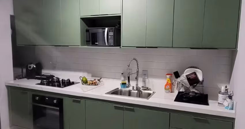 Apto com sala ampla, 2 dormitórios e 1 vaga próximo ao centro, excelente oportunidade de negócios.
