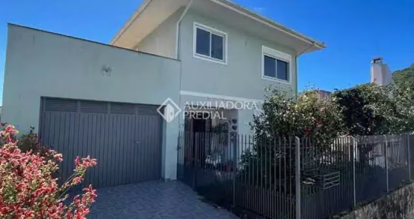 Apartamento com 3 quartos para alugar na Rua Pedro Vieira Vidal, 176, Pantanal, Florianópolis