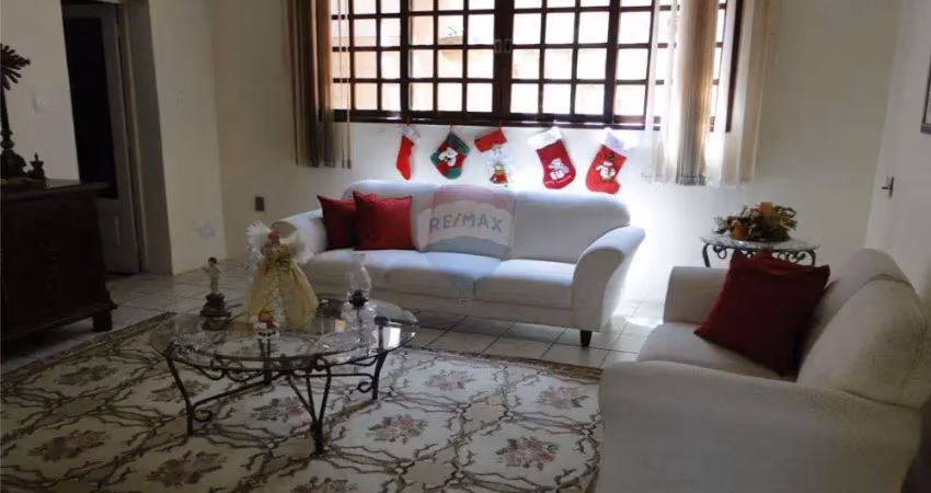 Essa excelente casa está estrategicamente localizada no bairro do Hipódromo. Próximo á Praça do Hipódromo.