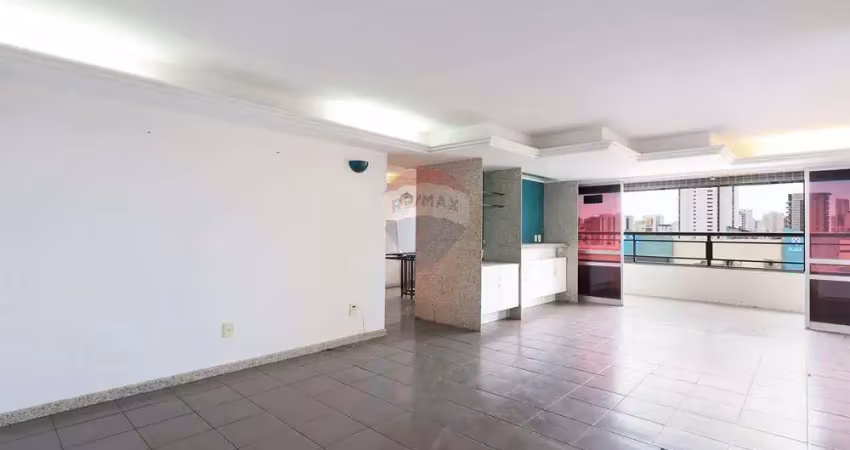 Apartamento com 240m, 3 quartos, sendo 1 suíte, varanda, cozinha 2 salas para 4 ambientes, dependência completa, 2 vagas de garagem cobertas
