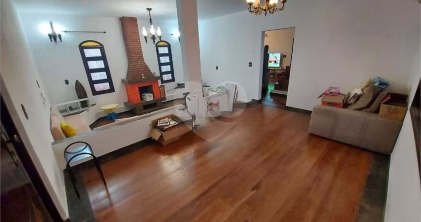 Casa térrea com 5 quartos à venda em Vila Clarice - SP