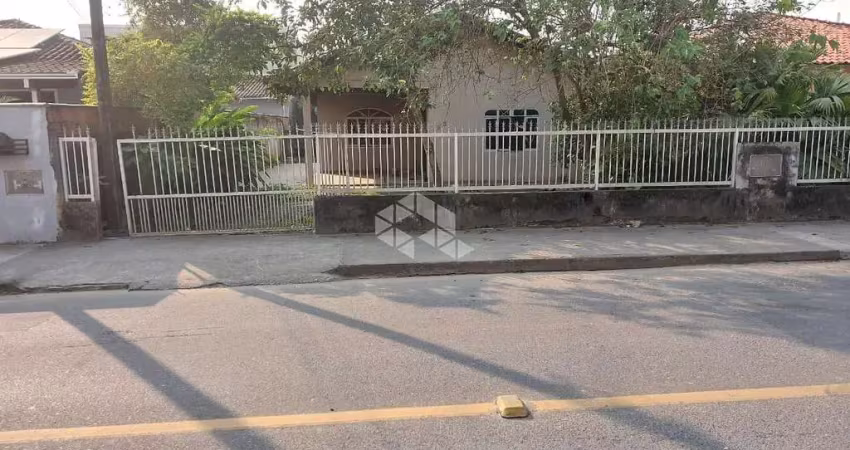 Casa de alvenaria com rua asfaltada em ótima localização no parque  guarani