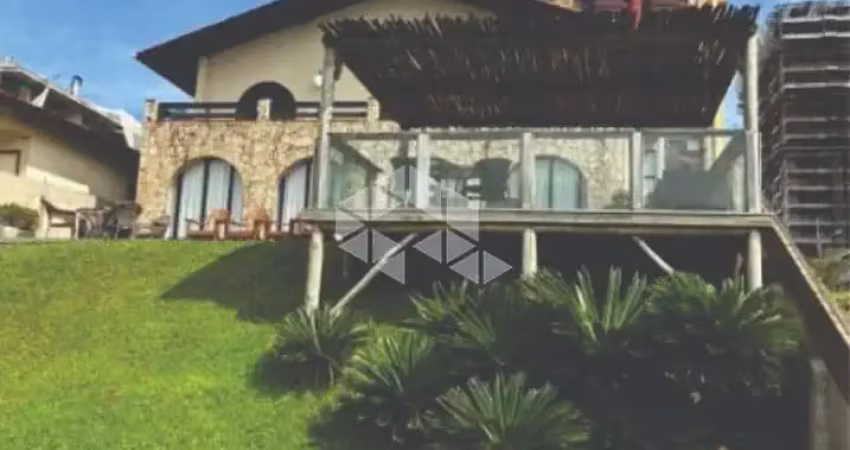 Casa frente Mar Piçarras em terreno de 1.102m2 com 6 suítes, 450m2 de área construída.