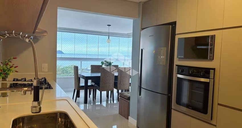 Cobertura a venda no Centro de Piçarras, poucos metros da praia, com vista para o mar.