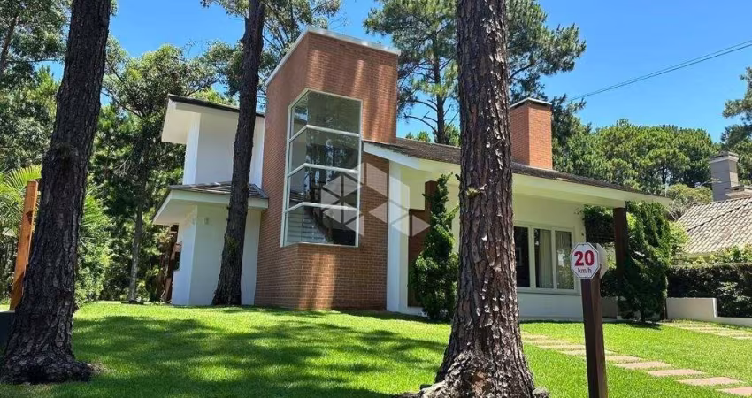 Sobrado á venda, com 3 quartos/dormitórios, 2 vagas/box, no condomínio carmel, Xangri-Lá/RS