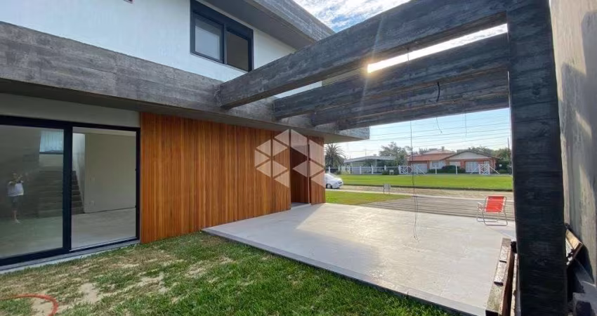 Casa à venda, com 4 quartos/domitórios, 2 vagas/box, no bairro em Atlântida, Xangri-Lá/RS