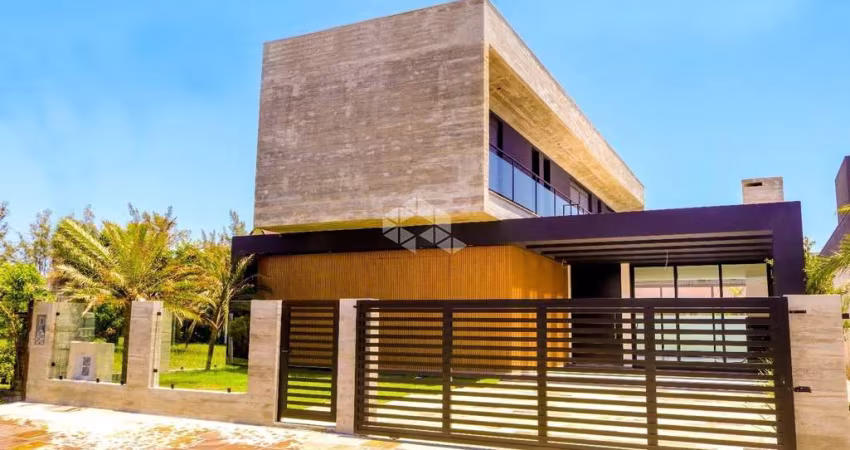 Sobrado 4 Suítes. 260m² com Living Integrado, Lareira, Espaço Gourmet, Churrasqueira Piscina de Concreto em Xangri-lá .