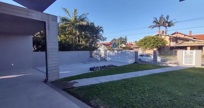 Casa térrea com 4 suítes + lavabo, amplo living com lareira e com acesso ao pátio em frente, quanto aos fundos da casa