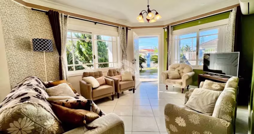 Casa com 1 suíte com hidromassagem e closet  + 1 dormitório , 1 banheiro social , living amplo integrado , cozinha americana na praia da rainha do mar