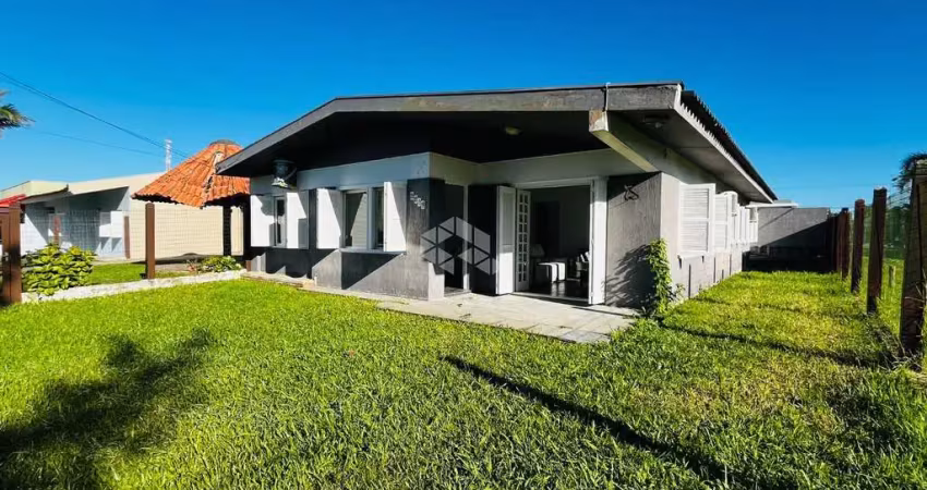 Casa de esquina com alameda, próxima ao mar e divisa com atlântida- xangri-lá/rs.