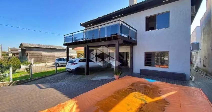 Casa estilo sobrado com 3 dormitórios no centro de Xangri-lá/RS.