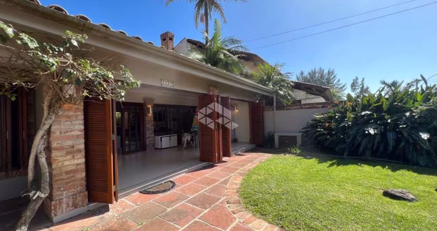 Casa térrea no centro de Xangri-lá, com 4 suítes