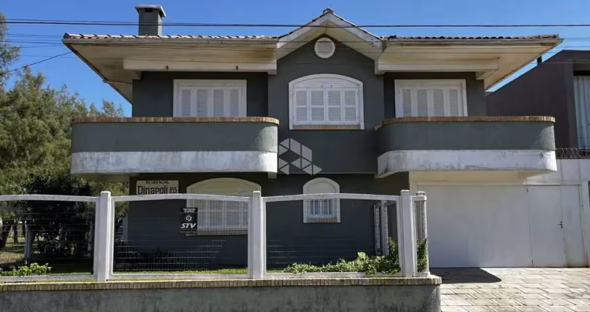 Casa a uma quadra do mar, com 02 dormitórios/ suítes ambos com sacada, mobiliado, no centro de xangri-lá/rs.