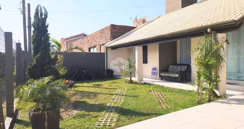 Linda casa de 3 dormitórios, com 2 suítes, piscina a 1 quadra do mar