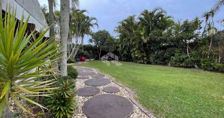Casa 03quartos/dormitórios/suíte, piscina e 02 vagas/box em Xangrilá!