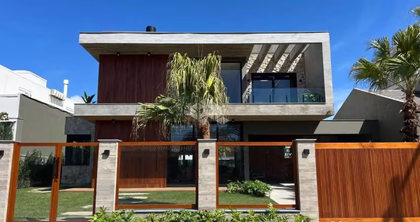 Casa rua guaia das pedras atlântida com 350,00 m²   ,lote com 648 m² ( 18x36) ,05 suítes sendo 02 no térreo  ,lavabo  ,mobilada  ,decorada