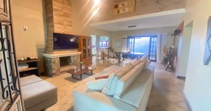 Casa térrea 3 dormiórios, mobiliada com piscina na Praia de  Atlantida