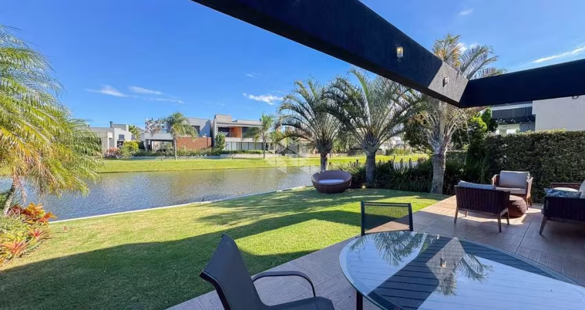 Sobrado mobiliado Beira de Lago com 4 suítes no Condominio Fechado em Xangri-la