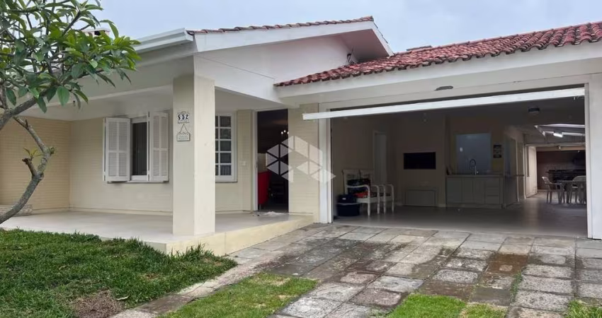 Casa térrea 4 quartos, 2 vagas no Centro de Xangri-lá
