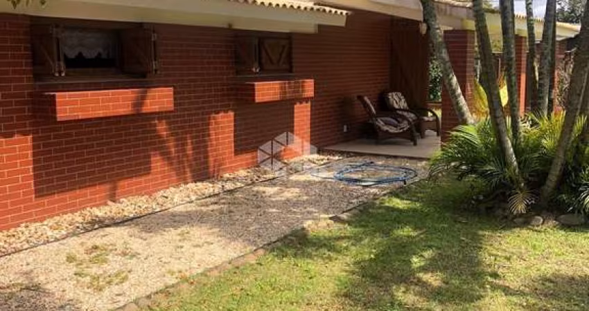 Casa à venda, com 4 quartos/dormitórios, 3 vagas/box, no Centro de Xangri-lá/RS