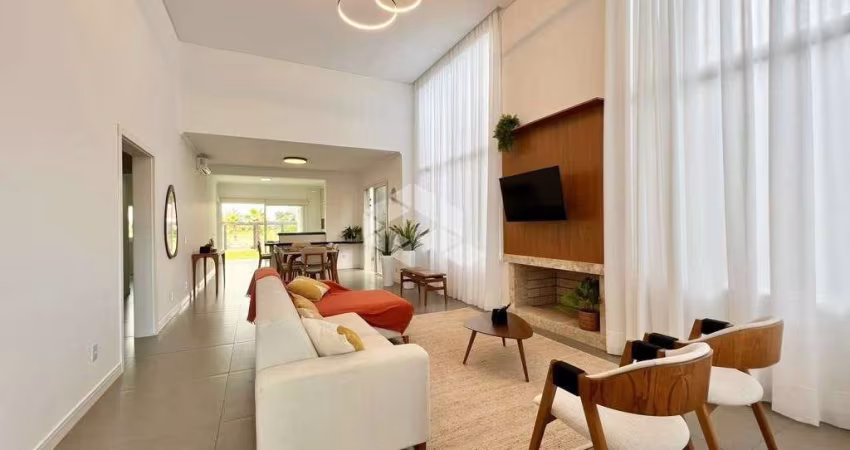 Casa térrea em condomínio, 4 suítes, mobiliada e decorada, Xangri-lá - RS