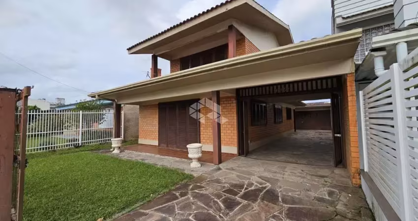 Casa 03 quartos, sacada, sala de estar com lareira,  em xangri-lá/rs.