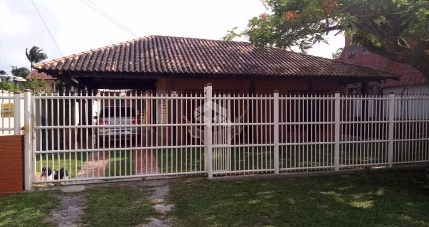 Casa com 3 quartos, 1 suíte, 1 banheiro, garagem para 2 carros. Praia da Armação em Penha- SC.