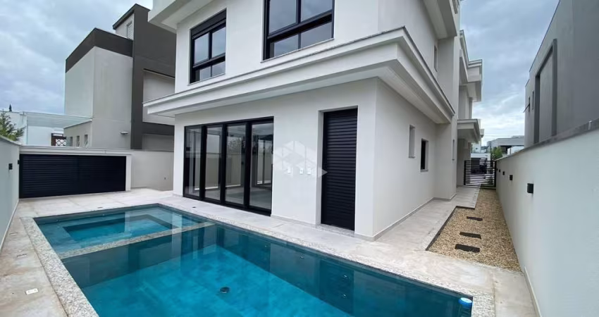 Casa nova com 3 suítes e piscina em Camboriú