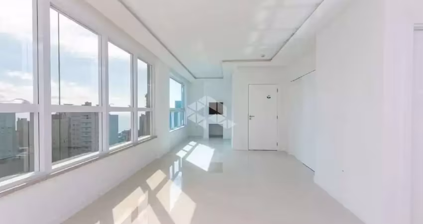 APARTAMENTO COM 3 SUÍTES E DUAS VAGAS DE GARAGEM EM MEIA PRAIA