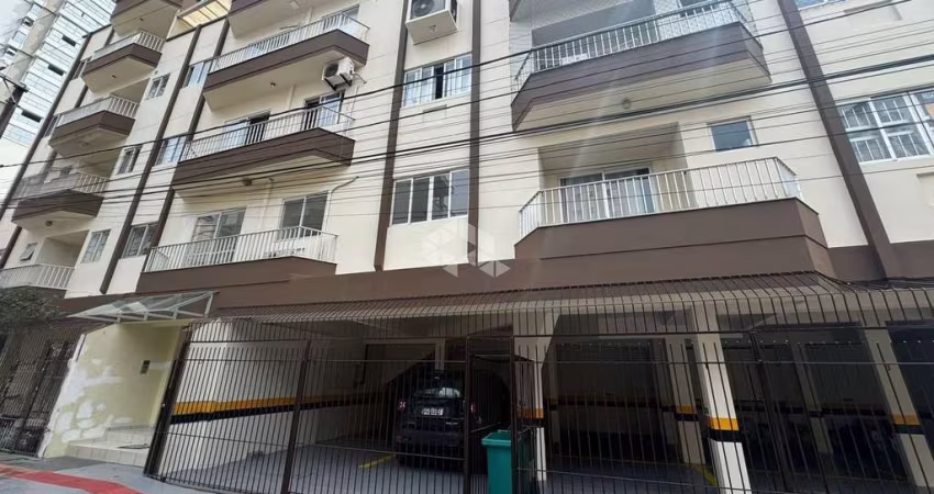 APARTAMENTO 2 DORMITÓRIOS SACADA GARAGEM NO CENTRO.