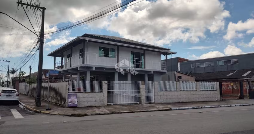 Casa 2 quartos, 2 banheiros, sala, 2 cozinhas, 2 vagas de garagem, no Bairro Cidade Nova em Itajaí/SC