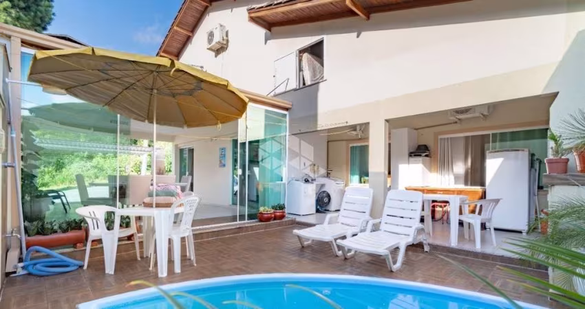 Casa com piscina no bairro Aririba em Balneário Camboriú