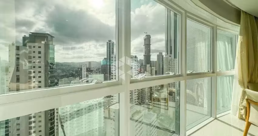 Apartamento com 3 quartos, 3 suítes e 2 vagas de garagem.