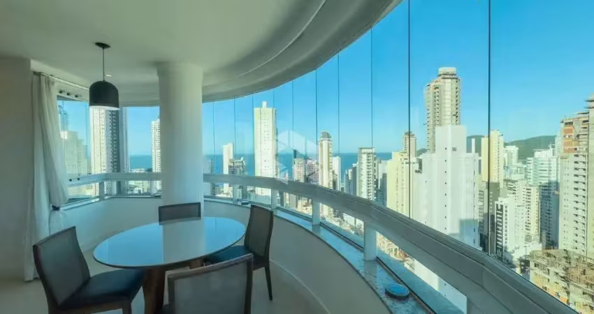 Apartamento com 3 quartos , 3 suítes e 2 vagas de garagem.